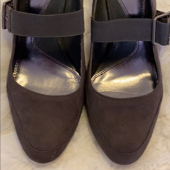 Vera Wang gray heel pumps size 8 - Picture 2 of 4